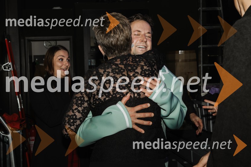  Mirjam Drnovšček, direktorica, SNG Nova Gorica;  Andrej Zalesjak, igralecGeorge Kaplan, premiera satirične komedije v SNG Nova Gorica