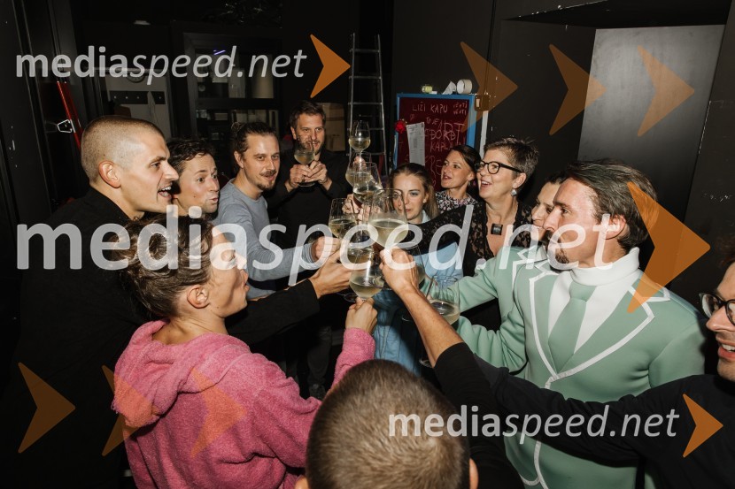  Tina Skvarča, igralka;  Đorđe Nešović, režiser;  Andrej Zalesjak, igralec;  ... ;  Marko Bratuš, umetniški vodja SNG Nova Gorica;  Lara Fortuna, igralka;  ... ;  Mirjam Drnovšček, direktorica, SNG Nova Gorica;  Medea Novak, igralka;  Jure Kopušar, igralecGeorge Kaplan, premiera satirične komedije v SNG Nova Gorica