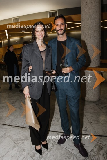  Medea Novak, igralka;  Matjaž Tančič, fotografGeorge Kaplan, premiera satirične komedije v SNG Nova Gorica