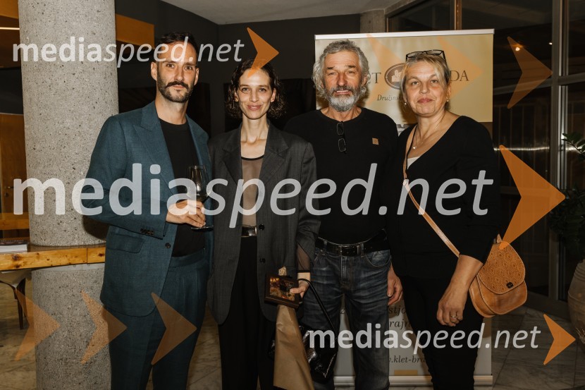  Matjaž Tančič, fotograf;  Medea Novak, igralka;  ... ;  ... George Kaplan, premiera satirične komedije v SNG Nova Gorica