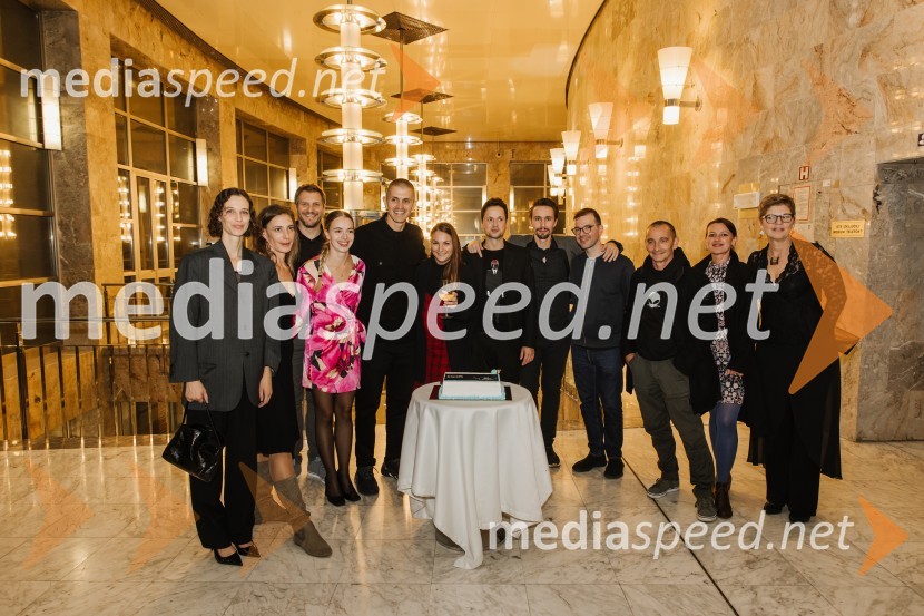  Medea Novak, igralka;  Tina Skvarča, igralka;  ... ;  Lara Fortuna, igralka;  Đorđe Nešović, režiser;  ... ;  Andrej Zalesjak, igralec;  Jure Kopušar, igralec;  ... ;  ... ;  ... ;  Mirjam Drnovšček, direktorica, SNG Nova GoricaGeorge Kaplan, premiera satirične komedije v SNG Nova Gorica