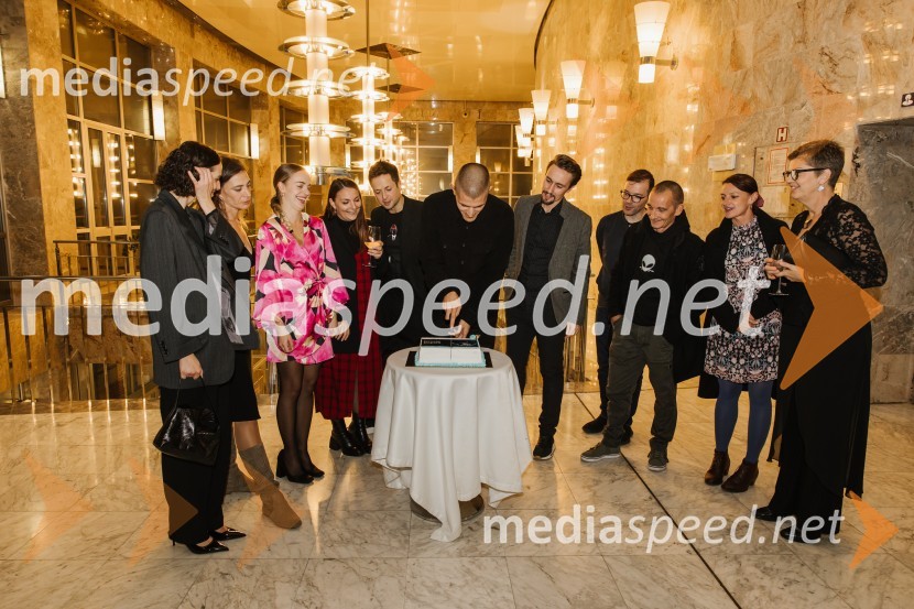  Medea Novak, igralka;  ... ;  Lara Fortuna, igralka;  ... ;  Andrej Zalesjak, igralec;  Đorđe Nešović, režiser;  Jure Kopušar, igralec;  ... ;  ... ;  ... ;  Mirjam Drnovšček, direktorica, SNG Nova GoricaGeorge Kaplan, premiera satirične komedije v SNG Nova Gorica