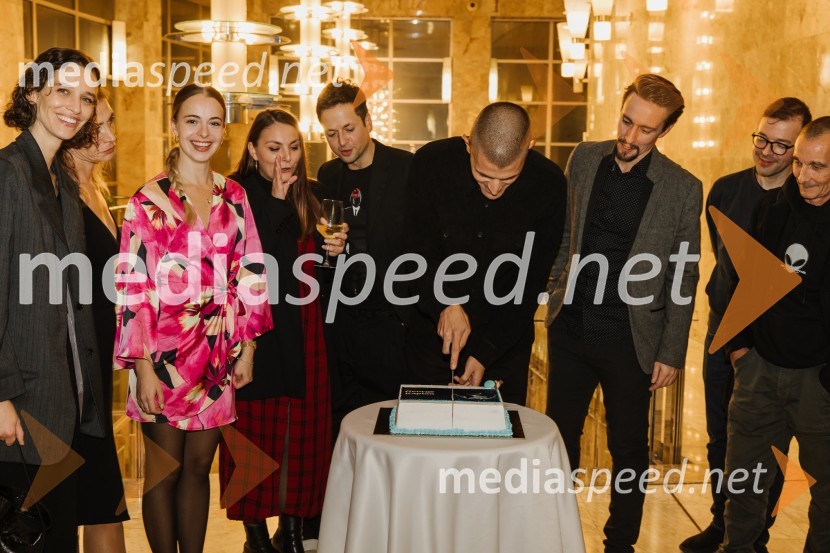  Medea Novak, igralka;  Lara Fortuna, igralka;  ... ;  Andrej Zalesjak, igralec;  Đorđe Nešović, režiser;  Jure Kopušar, igralec;  ... ;  ... George Kaplan, premiera satirične komedije v SNG Nova Gorica