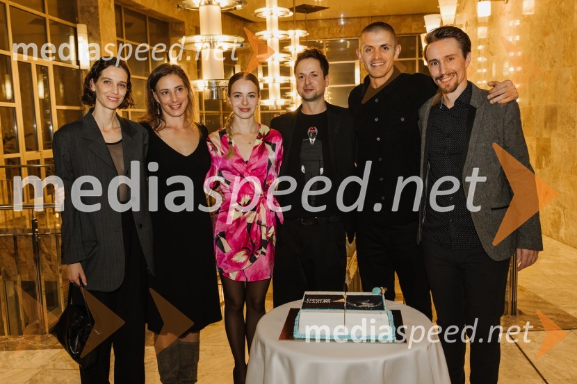  Medea Novak, igralka;  Tina Skvarča, igralka;  Lara Fortuna, igralka;  Andrej Zalesjak, igralec;  Đorđe Nešović, režiser;  Jure Kopušar, igralecGeorge Kaplan, premiera satirične komedije v SNG Nova Gorica