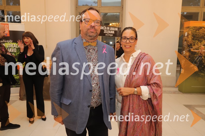  Borut Ambrožič,  predsednik Zveze Slovenska unija pacientov; dr. med Maja Ravnik, predstojnica Oddelka za onkologijo v UKC MariborRoza oktober 2023, modna revija