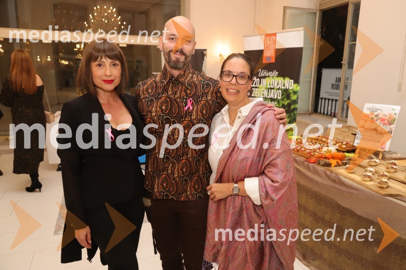  Tina Gorenjak, igralka;  ... ; dr. med Maja Ravnik, predstojnica Oddelka za onkologijo v UKC MariborRoza oktober 2023, modna revija