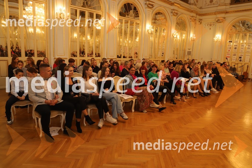 Roza oktober 2023, modna revija