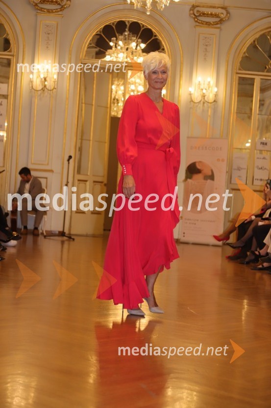  Barbra Drnač, novinarka, plesalka, koreografinja in televizijska voditeljicaRoza oktober 2023, modna revija