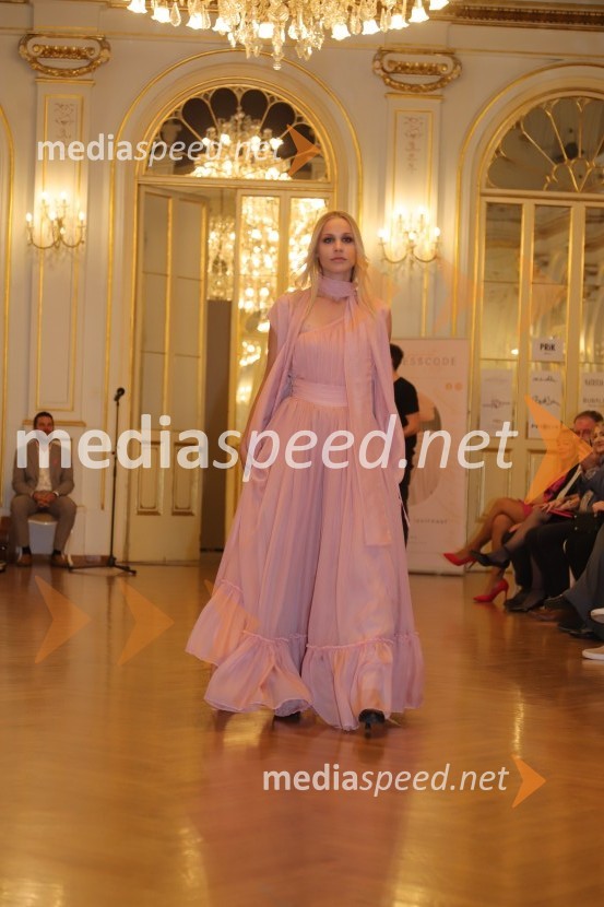  Tamara Grabušnik, manekenkaRoza oktober 2023, modna revija