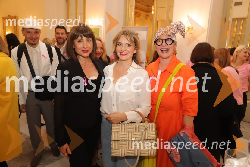  Tina Gorenjak, igralka;  Ani Frece, pevka;  ... Roza oktober 2023, modna revija