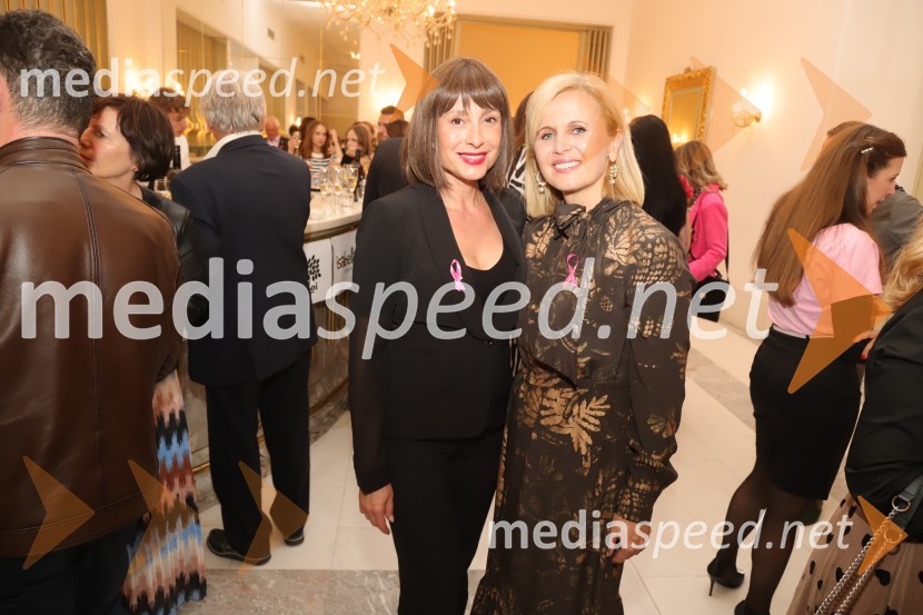  Tina Gorenjak, igralka;  Anita  Mlakar, moderatorka in svetovalka za odnose z javnostmiRoza oktober 2023, modna revija