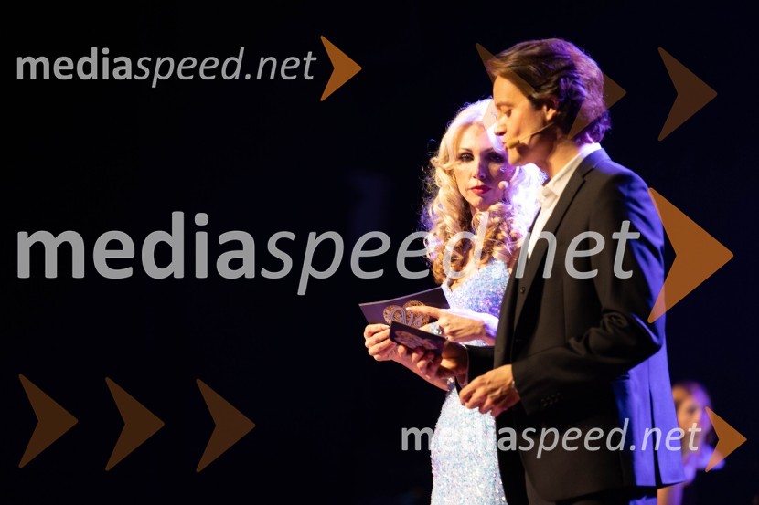  Ajda Bezenšek, strokovna direktorica izobraževalnih programov v Eksena;  Domen Valič, igralecVeliki dobrodelni koncert VILJEM JULIJAN