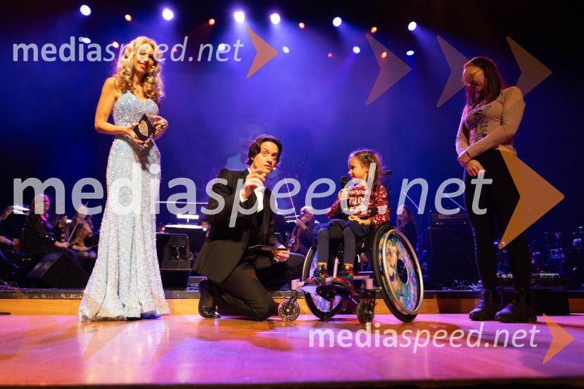  Ajda Bezenšek, strokovna direktorica izobraževalnih programov v Eksena;  Domen Valič, igralec;  ... ;  ... Veliki dobrodelni koncert VILJEM JULIJAN