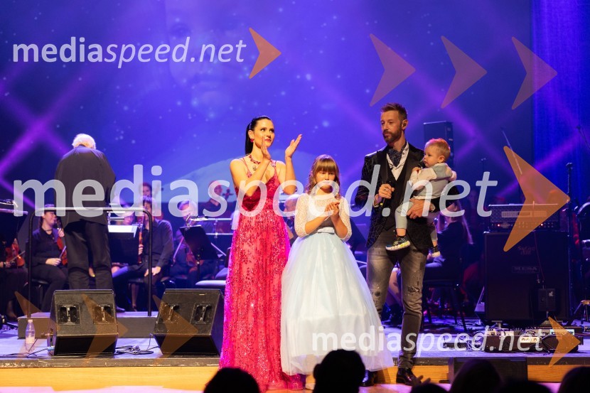  Nina  Bezenšek, društvo Viljem Julijan;  Ella Vita Bezenšek;  Gregor Bezenšek, glasbenik, Soulgreg artist, društvo Viljem Julijan, kandidat na predsedniških volitvah 2022;  Julijan Valentin BezenšekVeliki dobrodelni koncert VILJEM JULIJAN