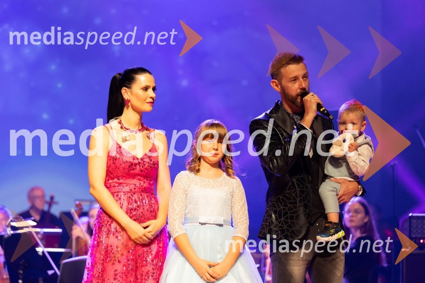  Nina  Bezenšek, društvo Viljem Julijan;  Ella Vita Bezenšek;  Gregor Bezenšek, glasbenik, Soulgreg artist, društvo Viljem Julijan, kandidat na predsedniških volitvah 2022;  Julijan Valentin BezenšekVeliki dobrodelni koncert VILJEM JULIJAN