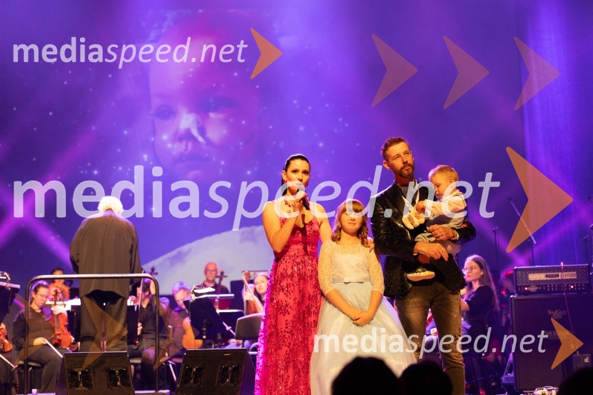  Nina  Bezenšek, društvo Viljem Julijan;  Ella Vita Bezenšek;  Gregor Bezenšek, glasbenik, Soulgreg artist, društvo Viljem Julijan, kandidat na predsedniških volitvah 2022;  Julijan Valentin BezenšekVeliki dobrodelni koncert VILJEM JULIJAN