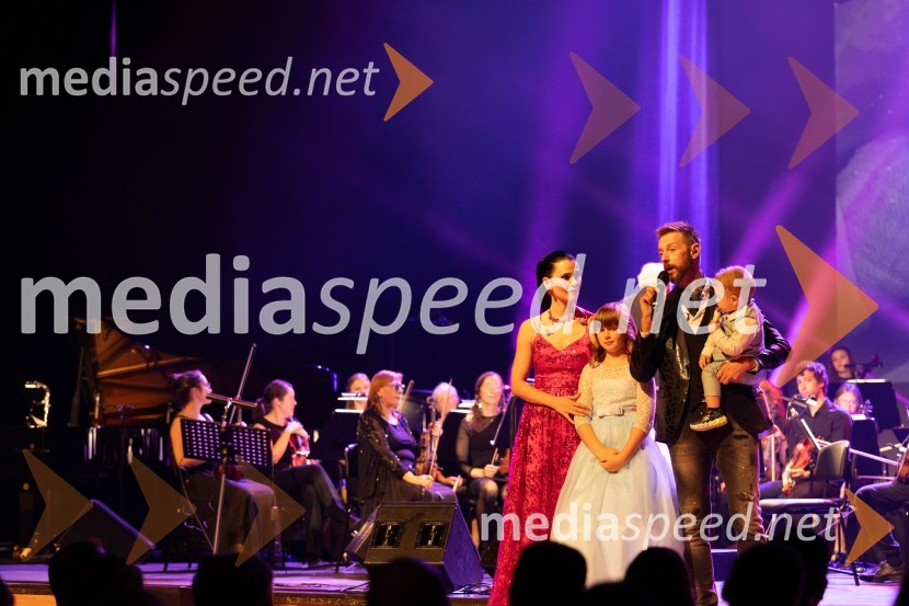  Nina  Bezenšek, društvo Viljem Julijan;  Ella Vita Bezenšek;  Gregor Bezenšek, glasbenik, Soulgreg artist, društvo Viljem Julijan, kandidat na predsedniških volitvah 2022;  Julijan Valentin BezenšekVeliki dobrodelni koncert VILJEM JULIJAN