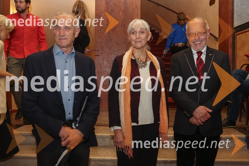 Bojan Gombač, upokojeni orkestrski glasbenik in inšpektor orkestra v družbi z Ivanom Palom in vsestransko umetnico Mojko.Requiem, premiera