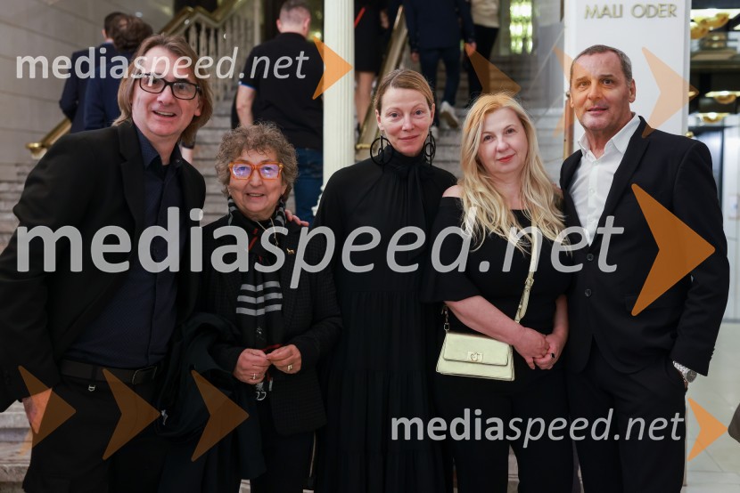  Aleksandar  Popovski, režiser, umetniški direktor Drame SNG Maribor;  Dragica Petrovič, režiserka in producentka;  Nataša Matjašec Rošker, igralka;  Natalija Popovski;  Danilo Rošker, direktor SNG MariborPotujoče gledališče Šopalović, drama beograjskega JDP