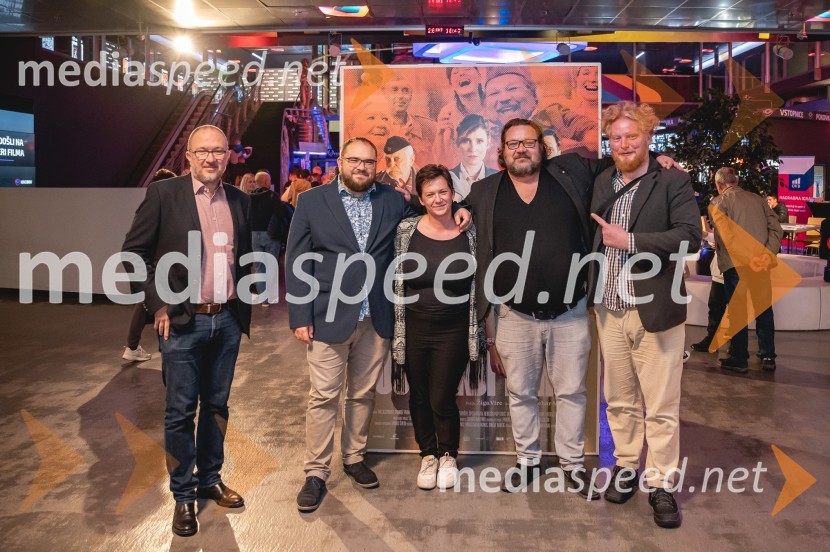  Boštjan Virc, producent in scenarist, Studio Virc;  Žiga Virc, slovenski režiser;  Iza Strehar, dramatičarka in scenaristka;  Primož Pirnat, igralec;  Matej Pušnik, igralecPremiera filma Poslednji heroj s filmsko ekipo v Mariboxu