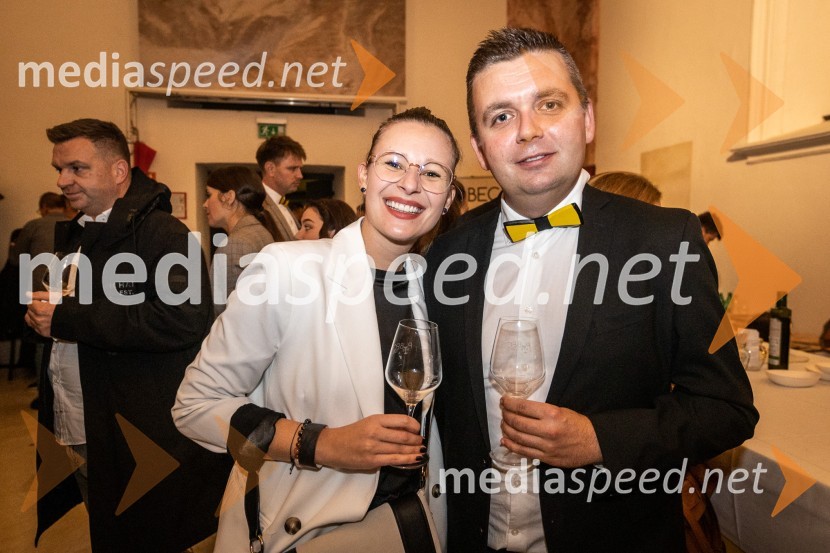  Katja Gregorec, novinarka, Radio Maribor;  Robert Levstek,  odgovorni urednik Radia Maribor, moderator prireditev8. salon štajerskih mladih vin Pubec 2023 v Mariboru