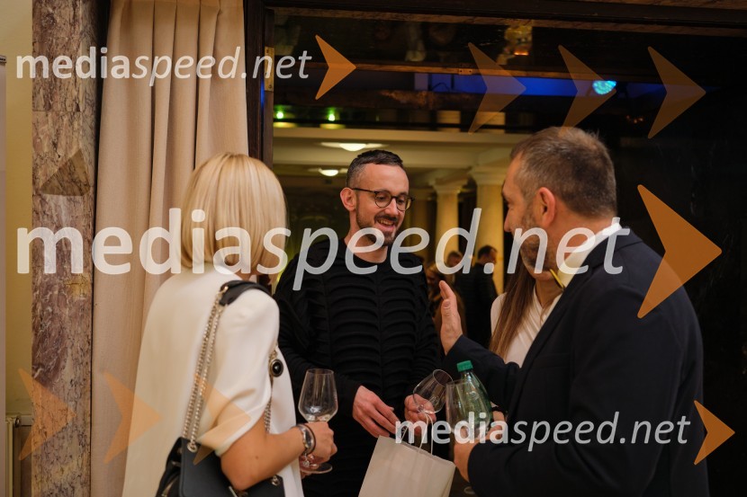  Natalija Cvetko, Mediaspeed d.o.o.;  Jernej Pristov, vodja službe za odnose z javnostmi SNG Drama Ljubljana;  Borut  Cvetko, kreativni direktor, Mediaspeed d.o.o.5. salon štajerskih mladih vin Pubec 2023 v Ljubljani