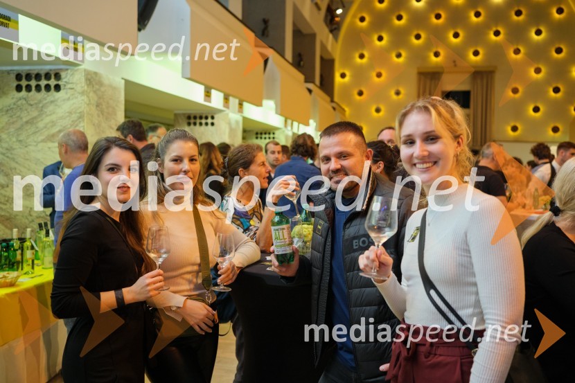  Evelin Frčec, Festival Ljubljana;  Tina Berk, sodelavka za odnose z javnostmi, Festival Ljubljana;  Sandi Fišer, fotograf, Mediaspeed;  Saša Strmšnik, Festival Ljubljana5. salon štajerskih mladih vin Pubec 2023 v Ljubljani