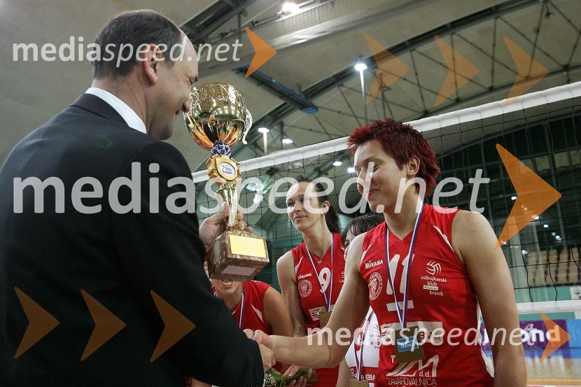 Matjaž Kovačič, predsednik uprave Nova KBM d.d., Karmen Kočar in Sonja Borovinšek, igralki OK Nova KBM BranikOdbojka, Finale državnega prvenstva, OK Nova KBM Branik Maribor:OK HIT Nova Gorica