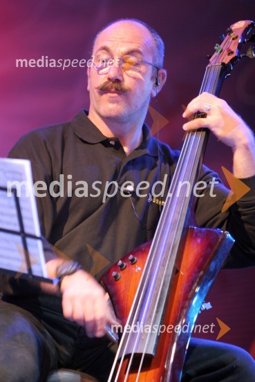 Dejan Pečenko s prijatelji, na sliki Manč Kovačič (el. kontrabas)Festival Lent