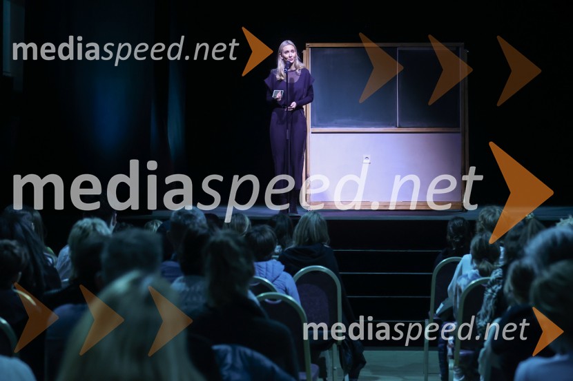  Barbara Murn Vrviščar, direktorica Pionirskega domaPremiera mladinske predstave A me slišiš?!?