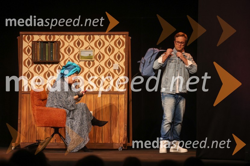  Anja Strajnar, pevka, igralka;  Gregor Podričnik, igralecPremiera mladinske predstave A me slišiš?!?