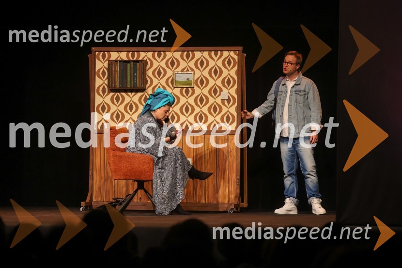  Anja Strajnar, pevka, igralka;  Gregor Podričnik, igralecPremiera mladinske predstave A me slišiš?!?