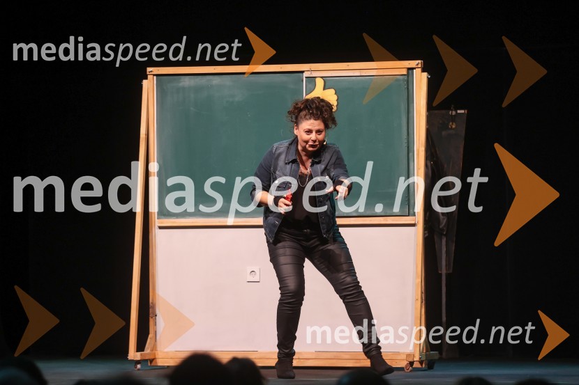  Anja Strajnar, pevka, igralkaPremiera mladinske predstave A me slišiš?!?