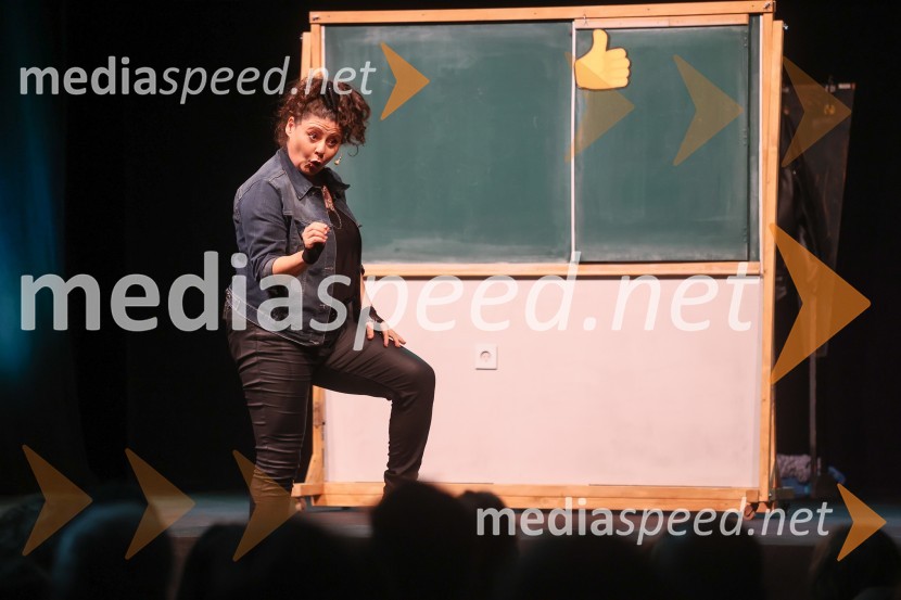  Anja Strajnar, pevka, igralkaPremiera mladinske predstave A me slišiš?!?