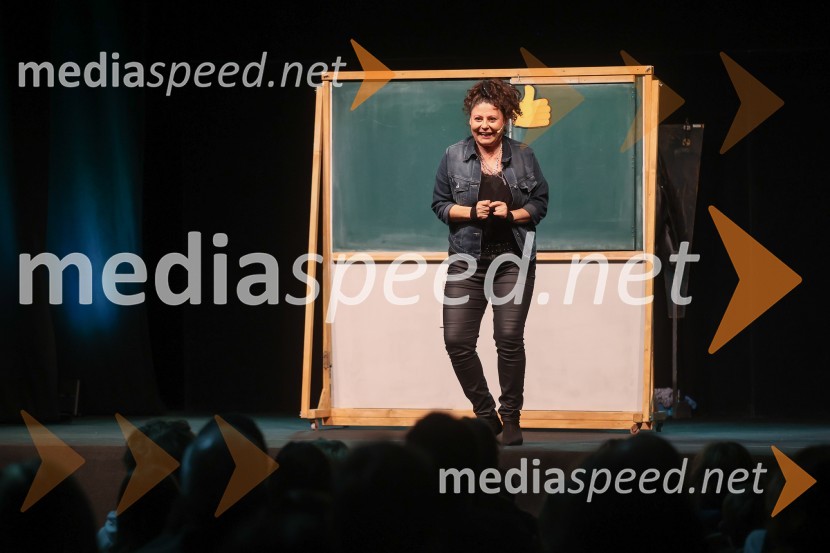  Anja Strajnar, pevka, igralkaPremiera mladinske predstave A me slišiš?!?