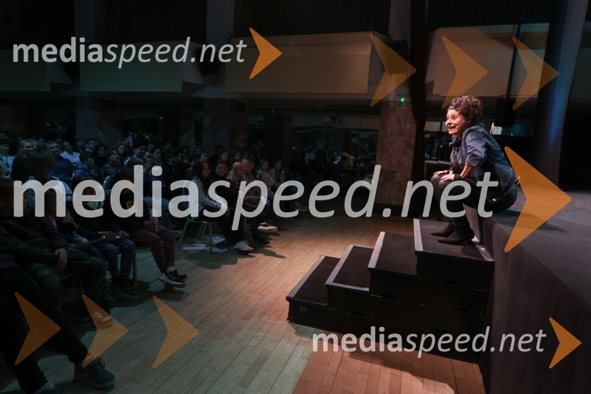  Anja Strajnar, pevka, igralkaPremiera mladinske predstave A me slišiš?!?