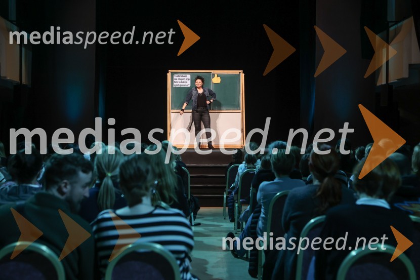  Anja Strajnar, pevka, igralkaPremiera mladinske predstave A me slišiš?!?