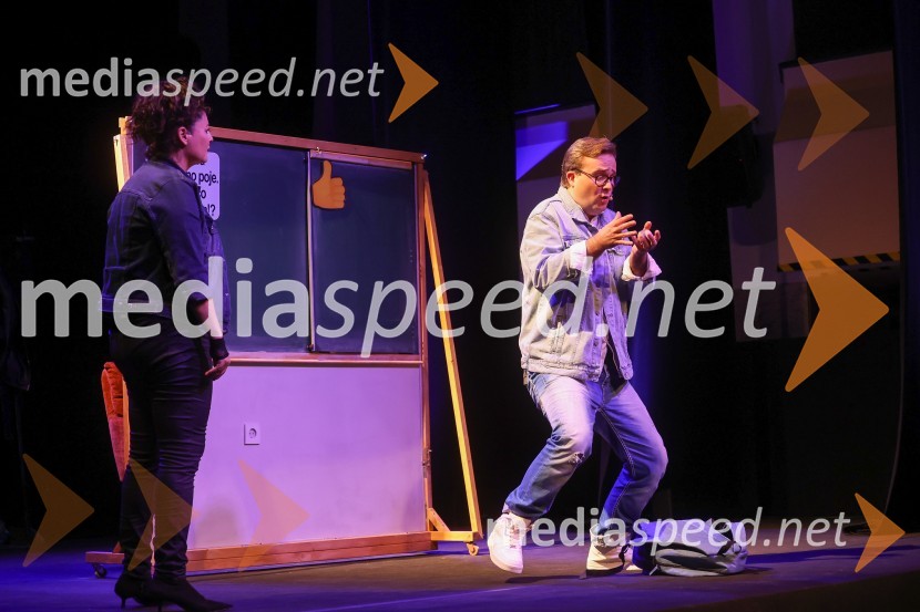  Anja Strajnar, pevka, igralka;  Gregor Podričnik, igralecPremiera mladinske predstave A me slišiš?!?