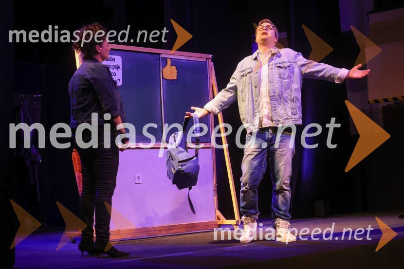  Anja Strajnar, pevka, igralka;  Gregor Podričnik, igralecPremiera mladinske predstave A me slišiš?!?