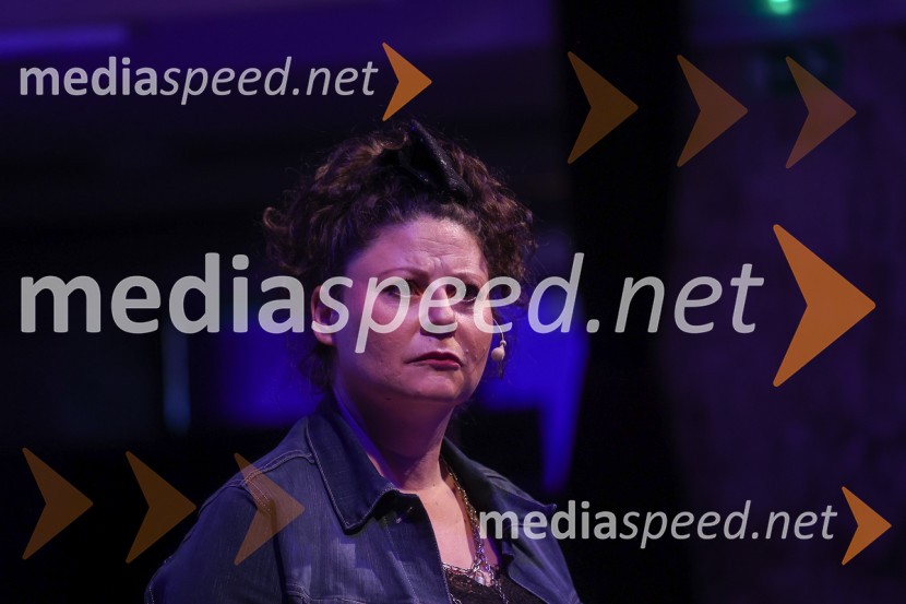  Anja Strajnar, pevka, igralkaPremiera mladinske predstave A me slišiš?!?