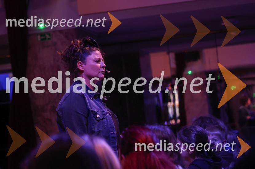  Anja Strajnar, pevka, igralkaPremiera mladinske predstave A me slišiš?!?