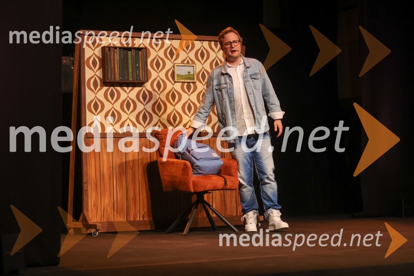  Gregor Podričnik, igralecPremiera mladinske predstave A me slišiš?!?