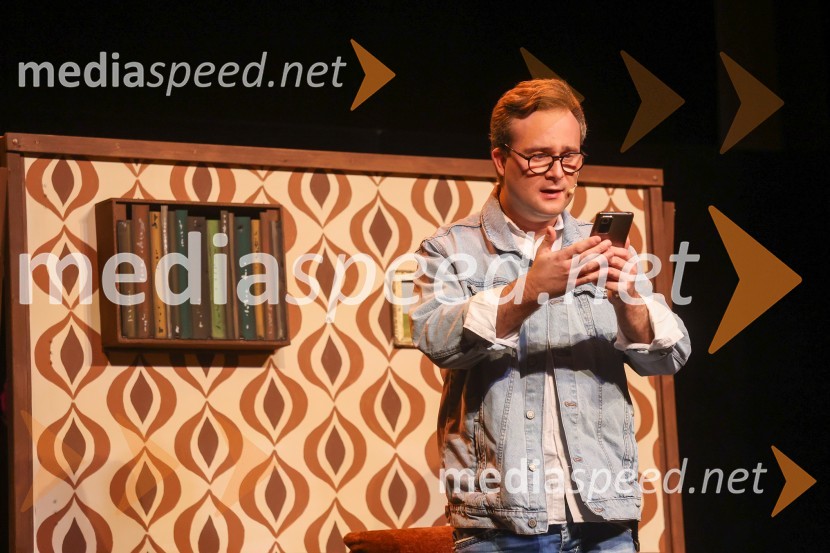  Gregor Podričnik, igralecPremiera mladinske predstave A me slišiš?!?