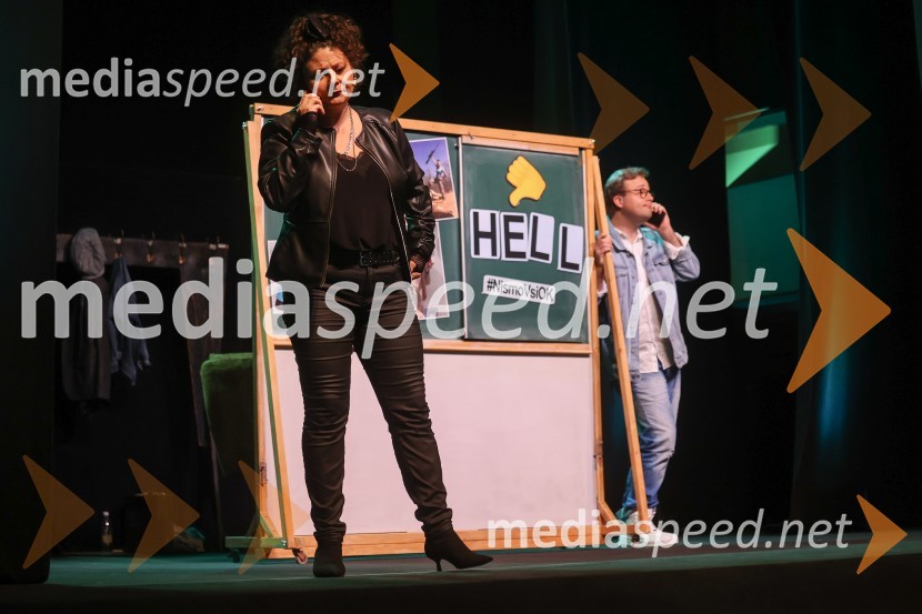  Anja Strajnar, pevka, igralka;  Gregor Podričnik, igralecPremiera mladinske predstave A me slišiš?!?