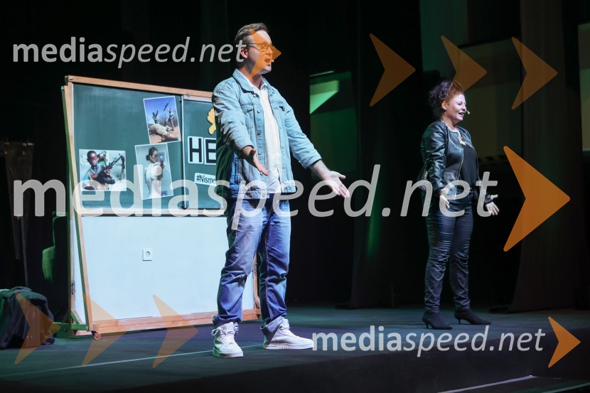  Gregor Podričnik, igralec;  Anja Strajnar, pevka, igralkaPremiera mladinske predstave A me slišiš?!?