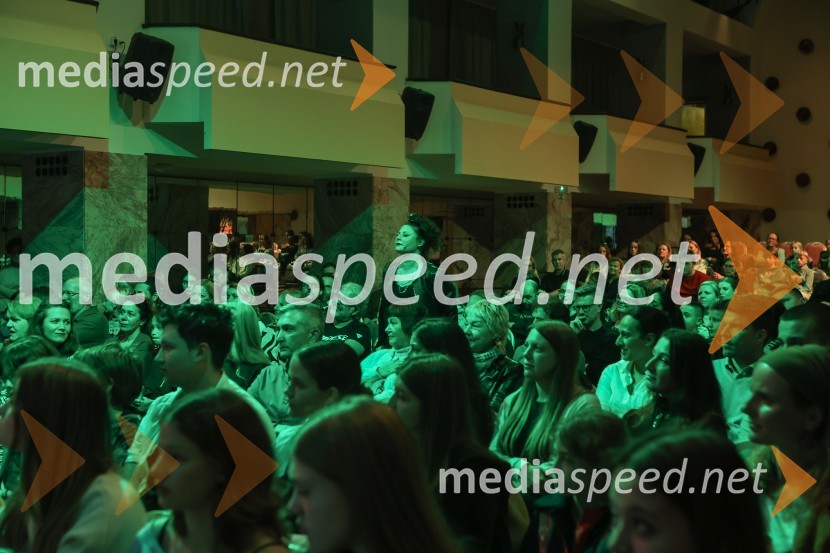  Anja Strajnar, pevka, igralkaPremiera mladinske predstave A me slišiš?!?