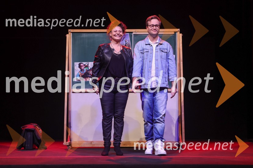  Anja Strajnar, pevka, igralka;  Gregor Podričnik, igralecPremiera mladinske predstave A me slišiš?!?