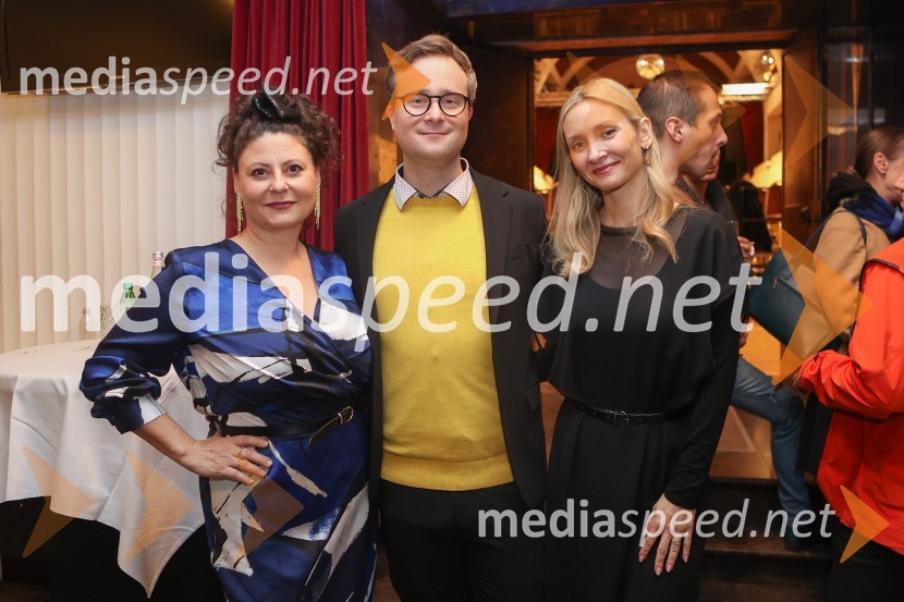  Anja Strajnar, pevka, igralka;  Gregor Podričnik, igralec;  Barbara Murn Vrviščar, direktorica Pionirskega domaPremiera mladinske predstave A me slišiš?!?