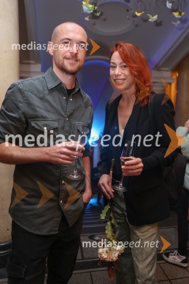  Gregor Smukovic, scenogram;  Anja Robida, koreografinja in plesalkaPremiera mladinske predstave A me slišiš?!?