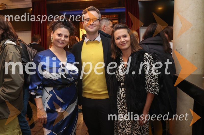  Anja Strajnar, pevka, igralka;  Gregor Podričnik, igralec;  Yulia  Roschina, režiserkaPremiera mladinske predstave A me slišiš?!?